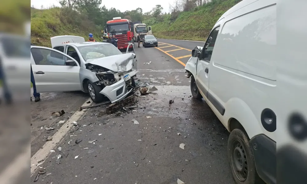 Ultrapassagem em local proibido termina em colisão frontal e deixa cinco feridos na BR-376