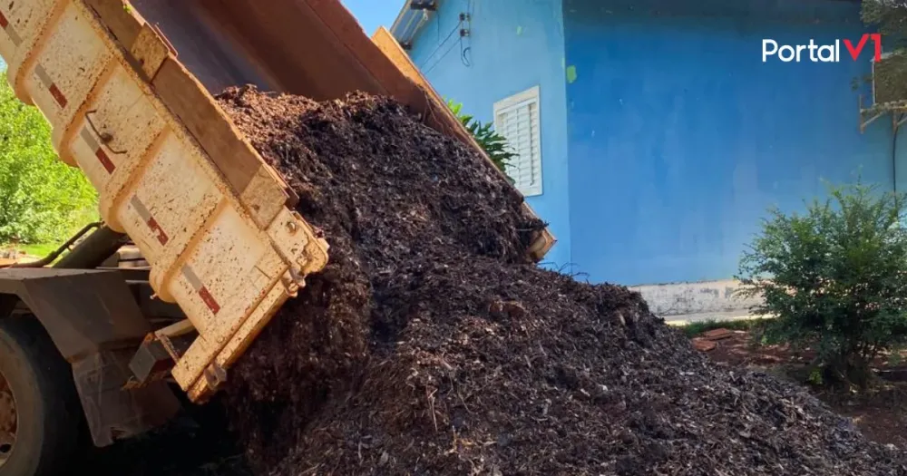 Distribuição de composto orgânico beneficia Agricultura Familiar em São Pedro do Ivaí