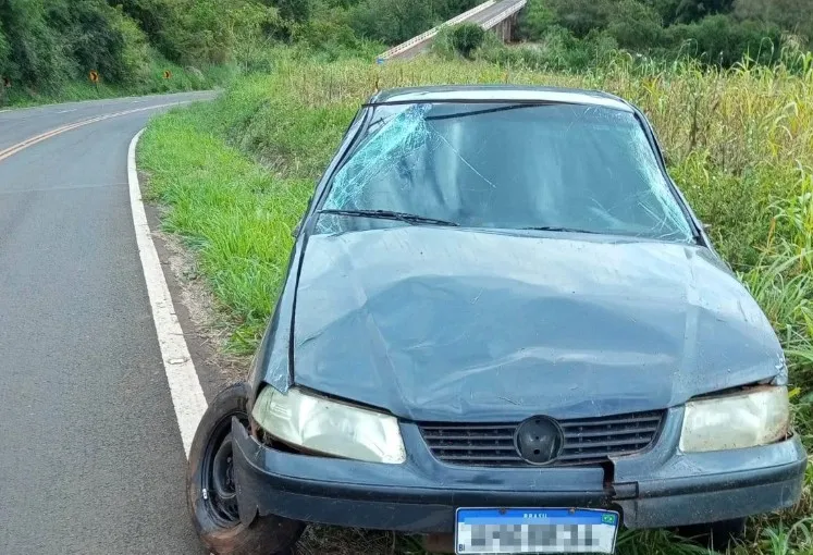 VW Gol é encontrado capotado entre Borrazópolis e Kaloré, próximo à Ponte do Rio Bom