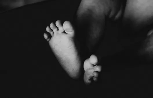 Bebê de dois meses é encontrada sem vida dentro de residência em Califórnia