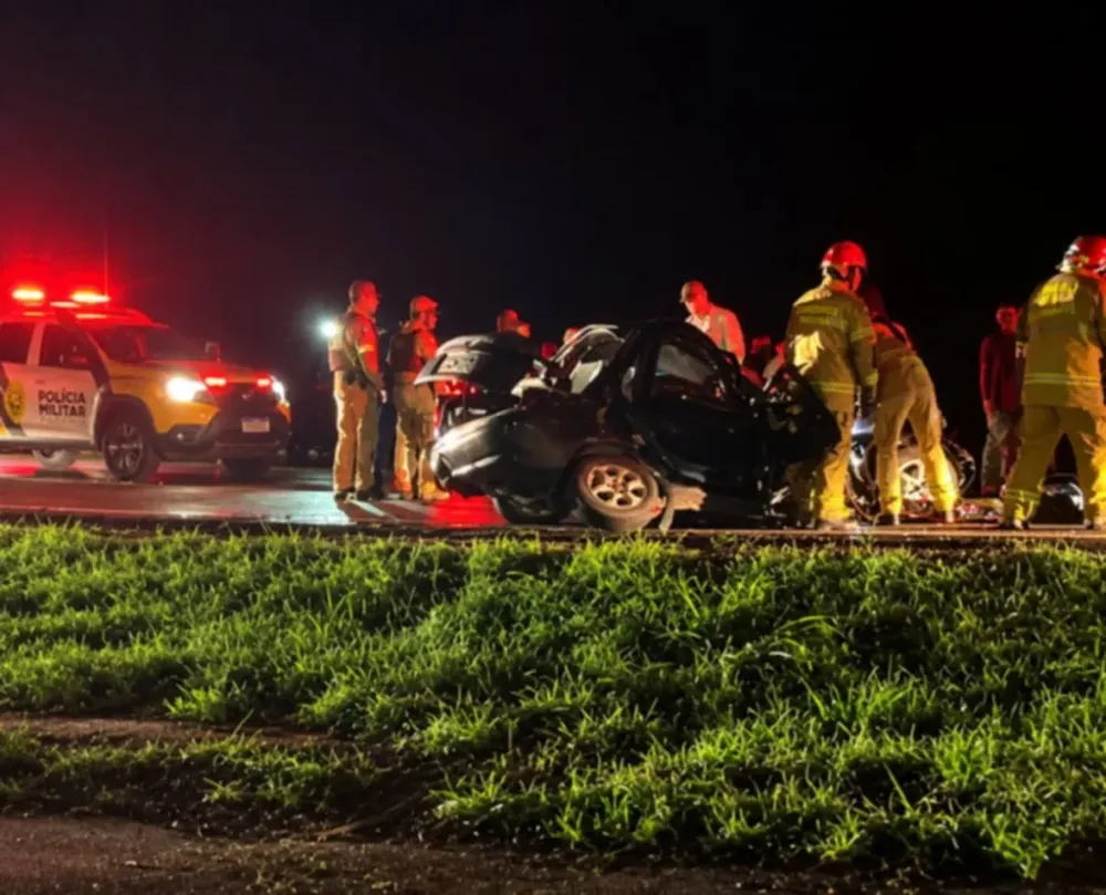 Motorista fica preso às ferragens após acidente com dois caminhões na BR-376, em Apucarana