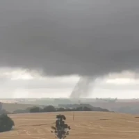 Vendaval destelha casas, derruba árvores e levanta suspeita de tornado entre Ivaiporã e Arapuã