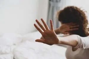 Mulheres vítimas de violência doméstica poderão se afastar do trabalho por até seis meses com renda garantida