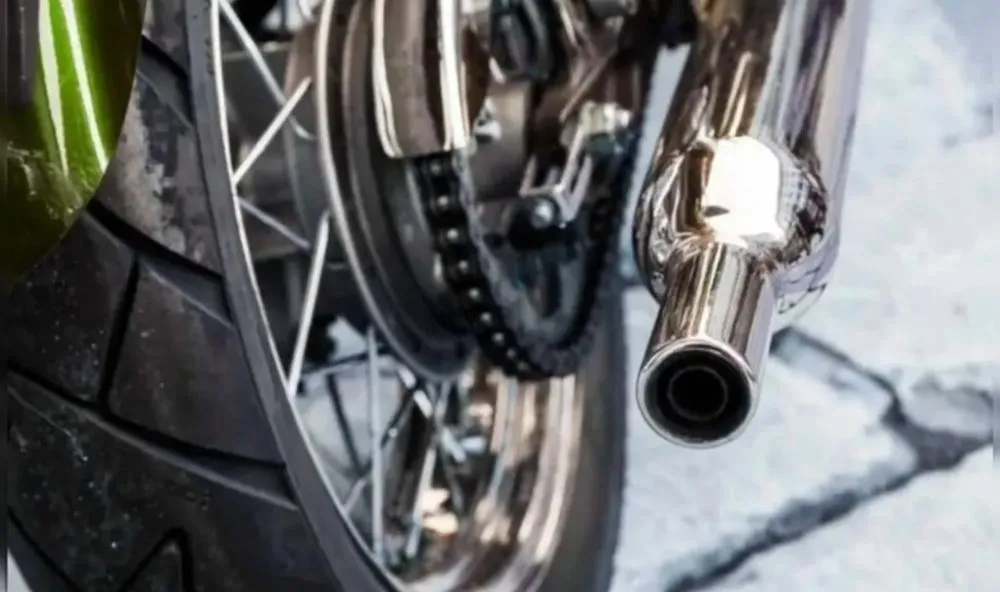 Jovem de 19 anos tem moto apreendida após empinar e fazer manobras perigosas em praça em Califórnia