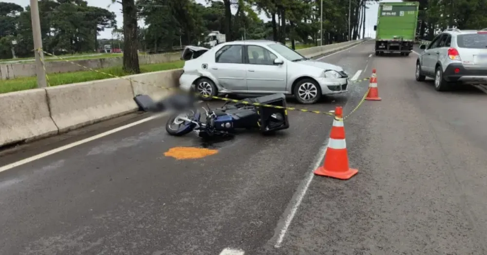 Motociclista morre após atropelar homem que sinalizava acidente
