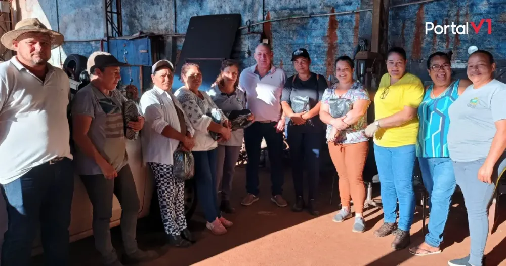 Prefeito Rildo da Padaria entrega novas botinas para servidores da limpeza em São Pedro do Ivaí