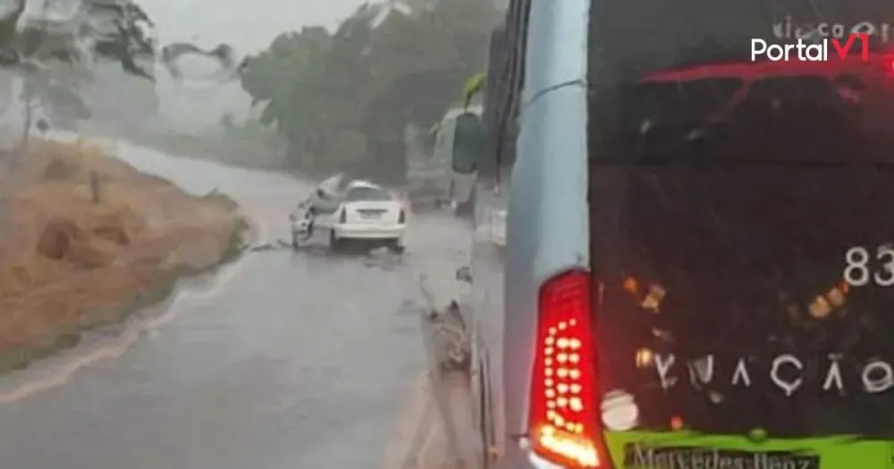 Tragédia na BR-369: Acidente entre carro e ônibus deixa um morto e outro ferido
