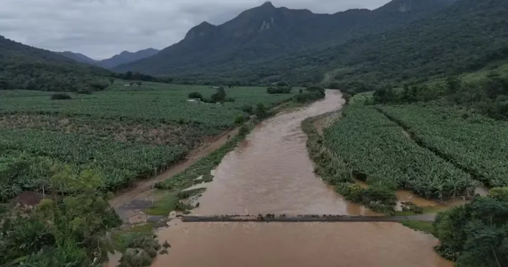 Fortes chuvas no litoral do Paraná causam mortes e estragos