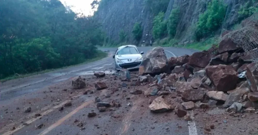 Carro é destruído por rochas durante deslizamento na BR-153