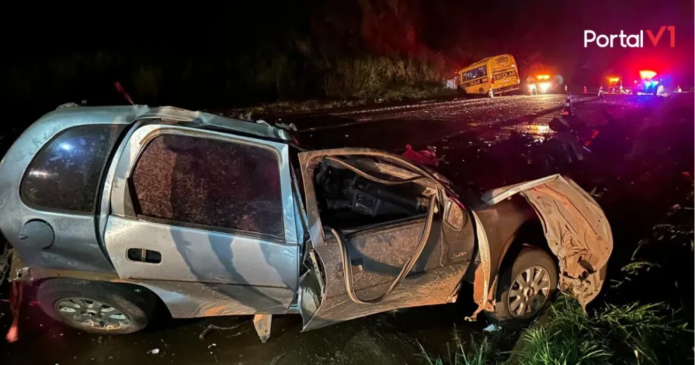 Família morre após carro bater contra ônibus escolar e caminhão no PR