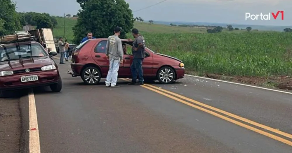 Colisão entre três veículos deixa feridos na PR-082 entre São João e São Pedro do Ivaí