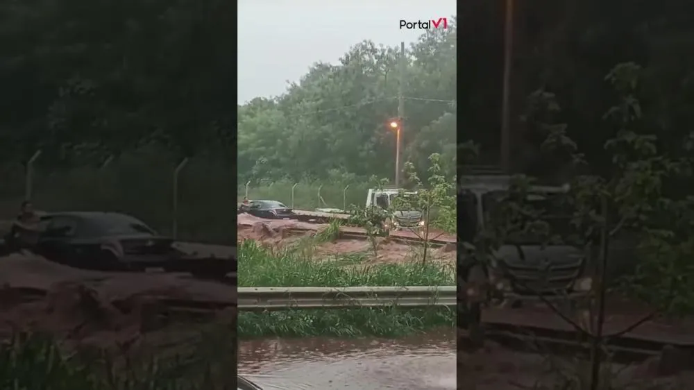 Motorista Fica Preso em Enxurrada Após Forte Chuva em Maringá